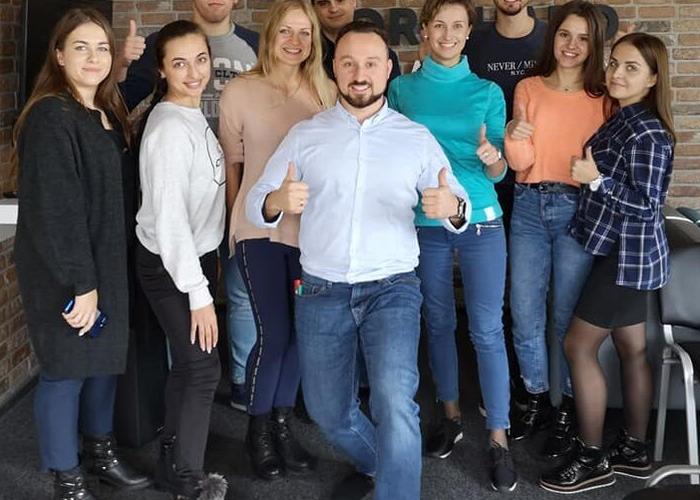 Участники тренинга по продажам вместе с бизнес-тренером Евгением Тепляковым в офисе компании